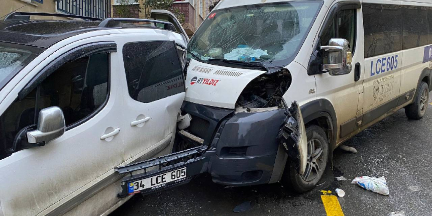Kontrolden çıkan okul servisi 4 araca çarptı! Yaralı öğrenciler var