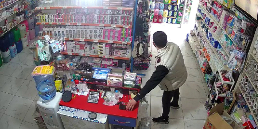 Dükkandaki hırsızlık saniye saniye kamerada: Saniyeler içinde telefonu çaldı