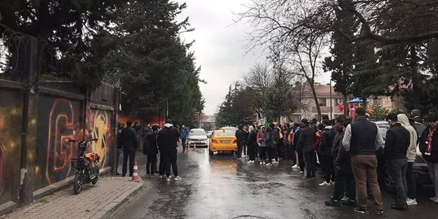 Fatih Terim dönemi sona erdi Galatasaraylı taraftarlar ayaklandı: Florya'ya akın ettiler