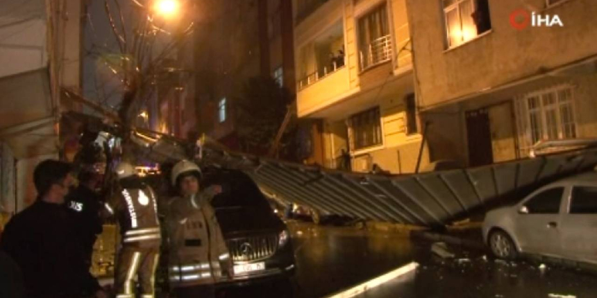 Bağcılar'da şiddetli rüzgar 4 katlı binanın çatısını uçurdu