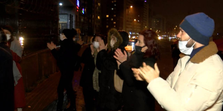 Başakşehir'de köpeği ezen Katarlı sürücü evinin önünde protesto edildi