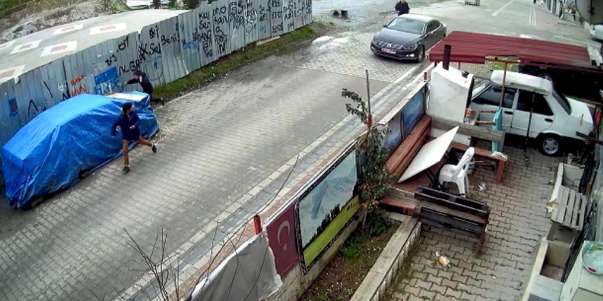 Plakasında "Mutluyuz" yazan arabasıyla yaklaşıp dehşet saçtı: Hırsını alamayıp tekrar geldi