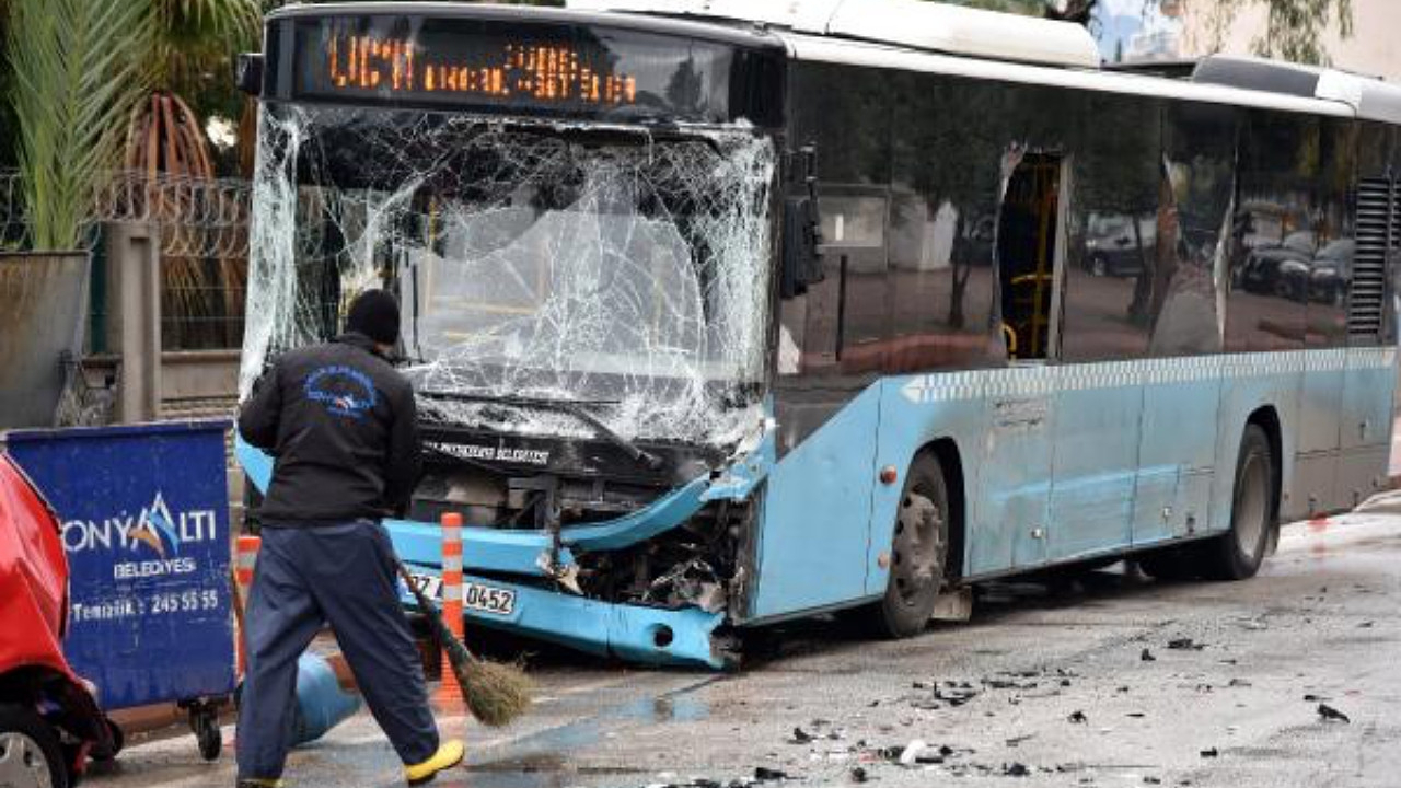 Halk otobüsü 9 araca çarpıp kaldırıma çıktı! Yaralıların olduğu kaza anı görüntüleri ortaya çıktı!