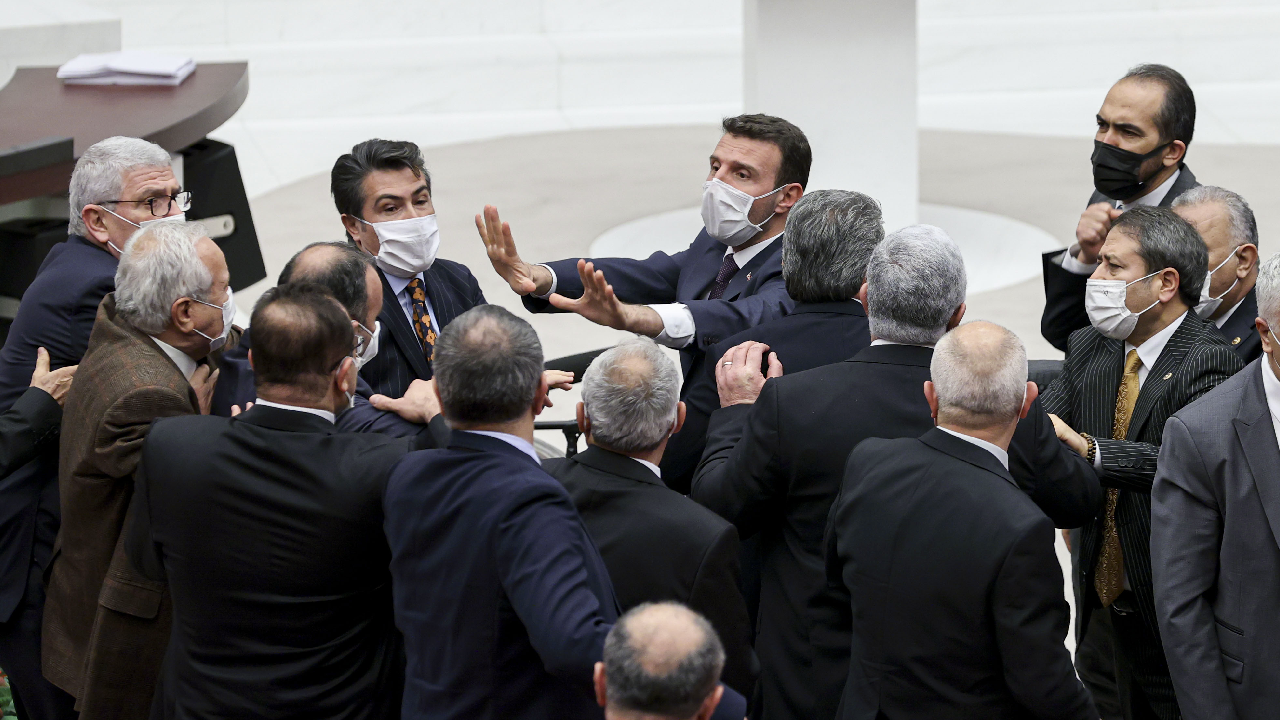 TBMM Genel Kurulu'nda Turkovac gerginliği! Milletvekilleri birbirlerinin üzerine yürüdü