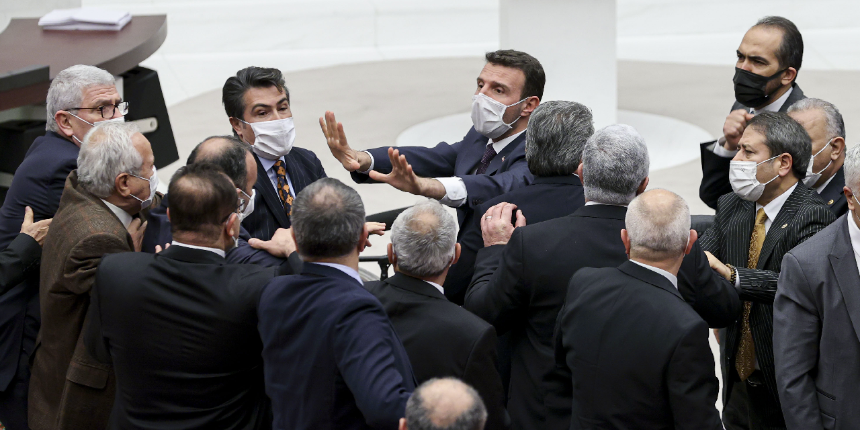 TBMM Genel Kurulu'nda Turkovac gerginliği! Milletvekilleri birbirlerinin üzerine yürüdü
