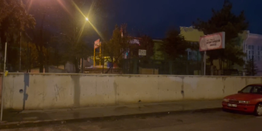 Otomobili, içindeki çocukla çaldı! Durumu fark edince miniği yol kenarına bıraktı