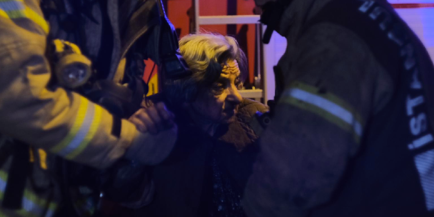 Şişli’de korkutan yangın! Alzheimer hastası yaşlı kadınlar böyle kurtarıldı