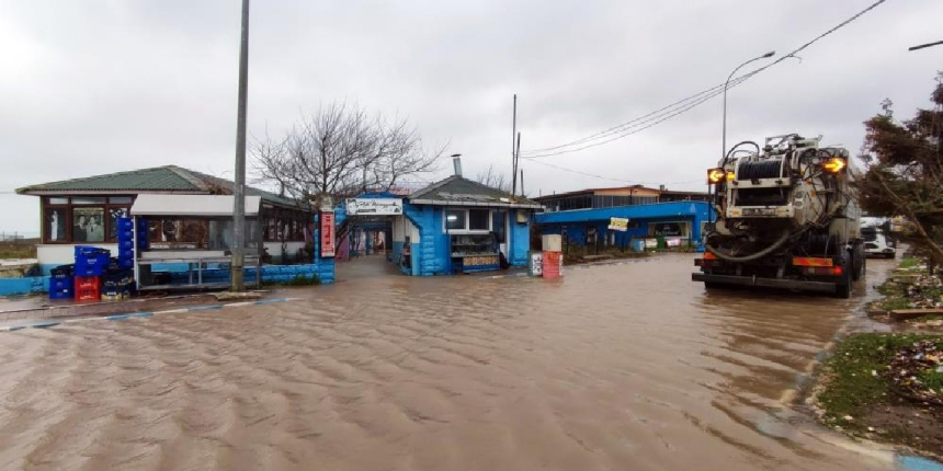 Şiddetli rüzgar ve yağmur! Deniz taştı, tekneler yan yattı
