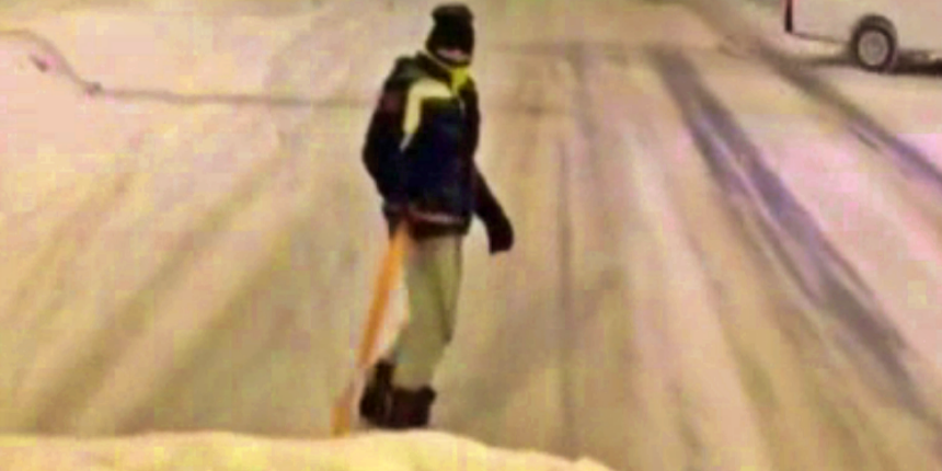 Araba yolunda snowboard yaparken polise yakalandı!