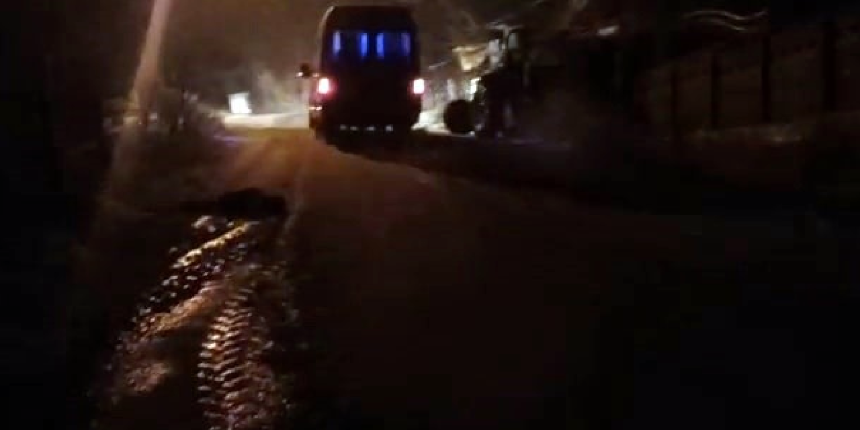 Yolcu minibüsü karda mahsur kaldı! Kepçe yolu açtı, vatandaş kurtardı