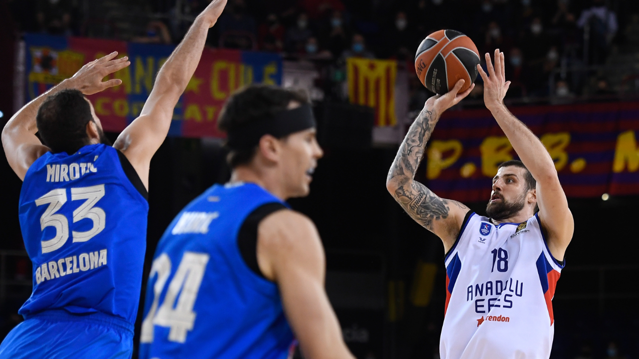 Anadolu Efes, zorlu Barcelona deplasmanında 82-77 mağlup oldu / MAÇ ÖZETİ