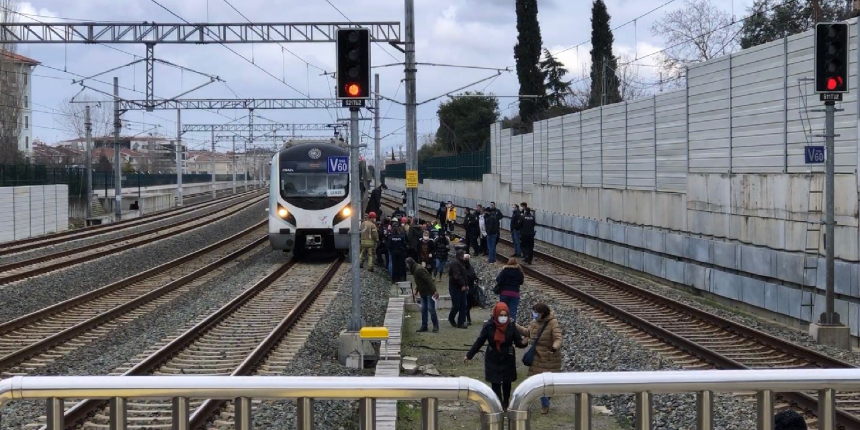 Marmaray'da korkunç anlar! Raylara atlayan kadın feci şekilde can verdi