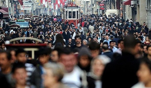 Taksim'de yürüyen turist çift dehşeti yaşadı: Genç kadın bir anda yere yığıldı...