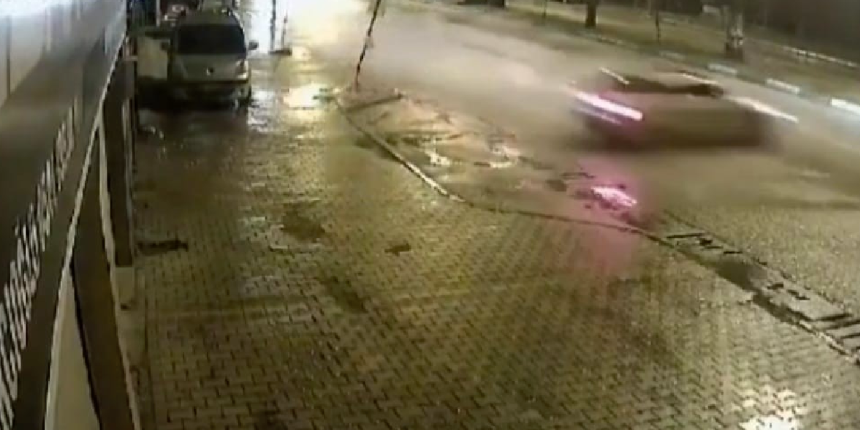 Kayan otomobil motosiklete çarptı! Feci kaza kamerada