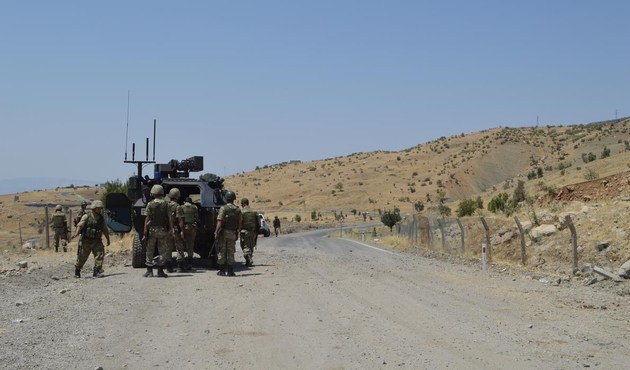Teröristlerin tuzakladığı bomba patladı: 3 korucu yaralı!