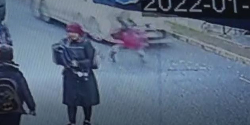 Otomobilin altında kalan küçük kız son anda kurtuldu! O anlar kamerada...