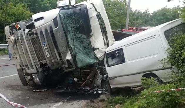 Beykoz'da hafriyat kamyonu dehşeti: İki minibüse çarptı, ölü ve yaralılar var!