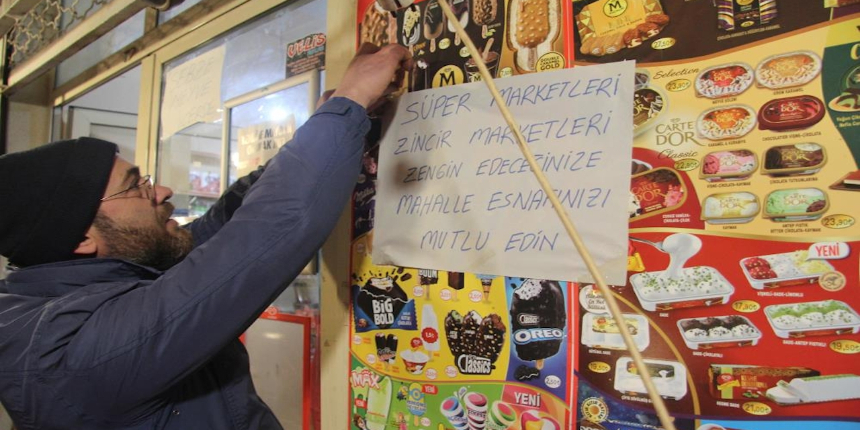 Mahalle bakkalı müşterilerine pankartla sitem etti