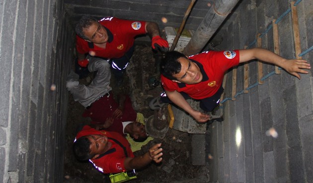 Bahçede tuvaleti ararken kuyuya düştü...