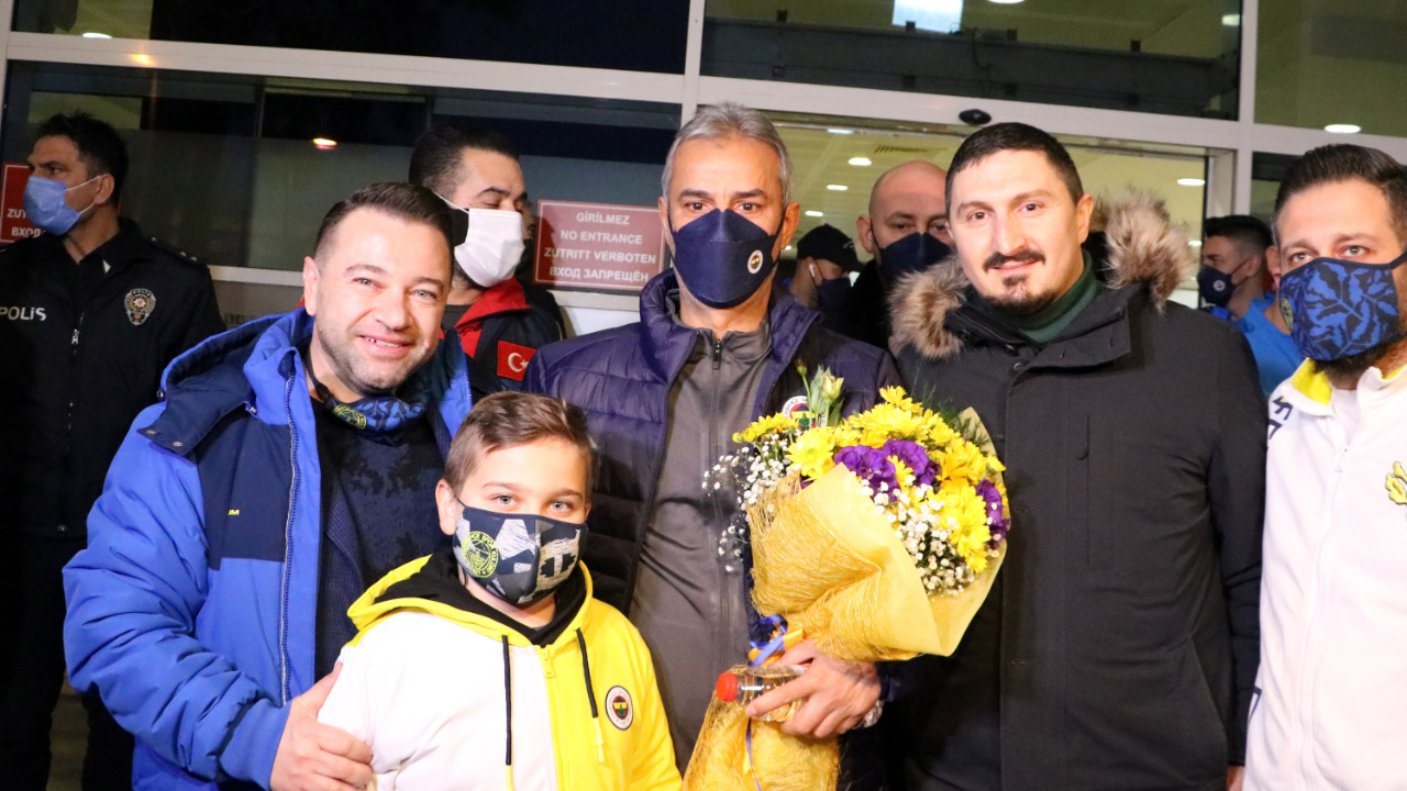 Fenerbahçe kafilesi Antalya'da... İsmail Kartal ve futbolculara sevgi gösterisi