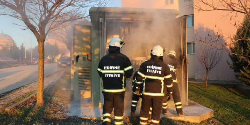 Trafo patladı, yangın çıktı! Dumandan göz gözü görmedi!