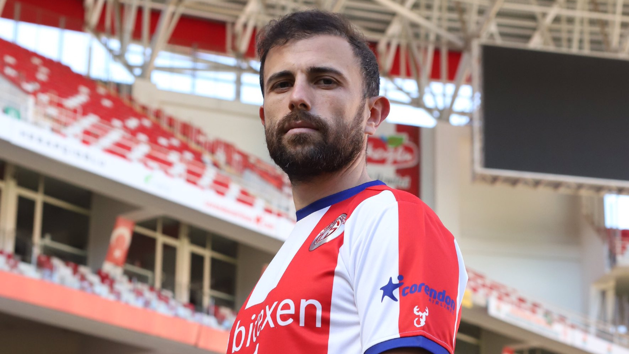 Antalyaspor Wolfsburg'un İsviçreli golcüsü Admir Mehmedi'ye 2.5 yıllık imza attırdı