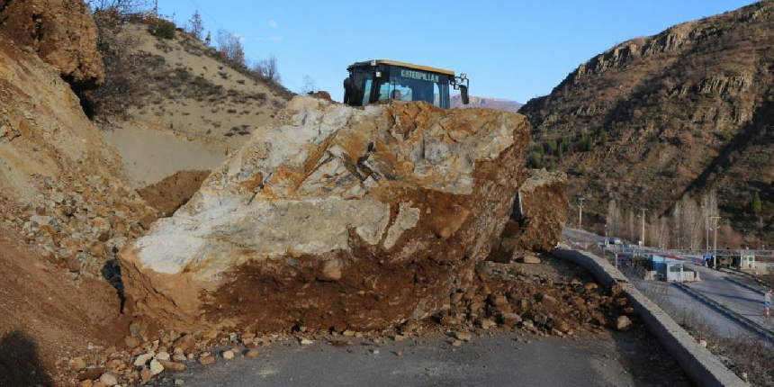 Tunceli’de dağlardan düşen kayalar, yolu trafiğe kapattı!