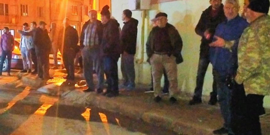 Trafik kazasını film gibi izlediler, koronavirüs tedbirlerini hiçe saydılar