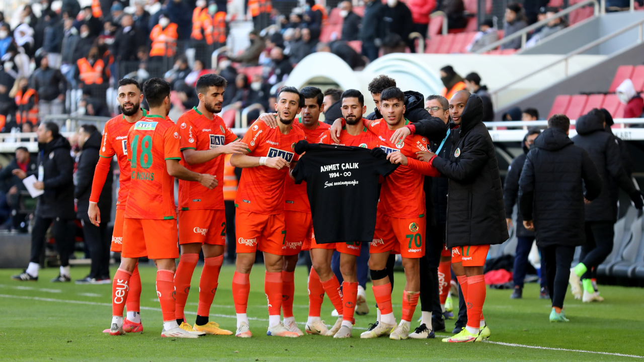Alanyaspor, İzmir'de galip... Altay'ın 3 puan hasreti 14 haftaya yükseldi