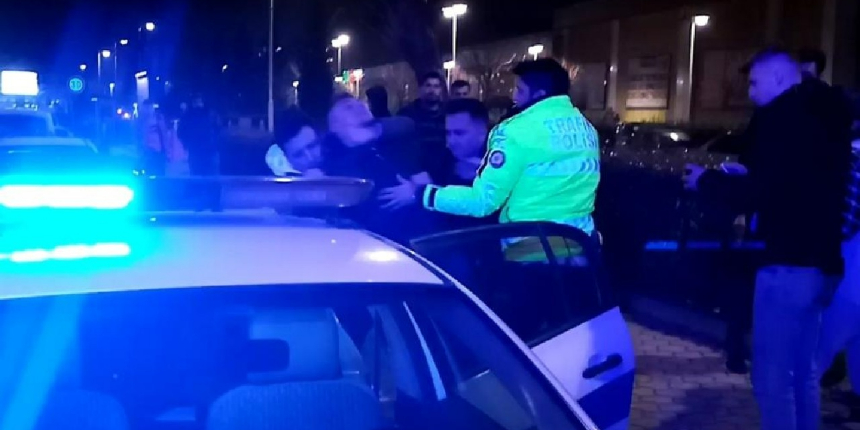 Yayaya çarpıp "Kralı gelsin" dedi, taşkınlık çıkarınca gözaltına alındı