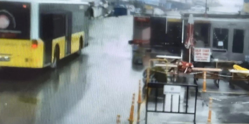İstanbul'da korku dolu anlar: Dev dalgalar İETT otobüsünün camını kırdı