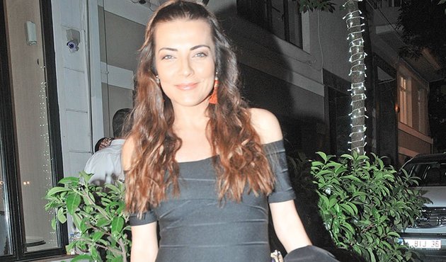 Burcu Kara eğlendi, eşi kapıda bekledi!