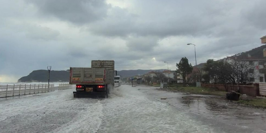 Dalgaların vurduğu sahil yolu, su altında kaldı!