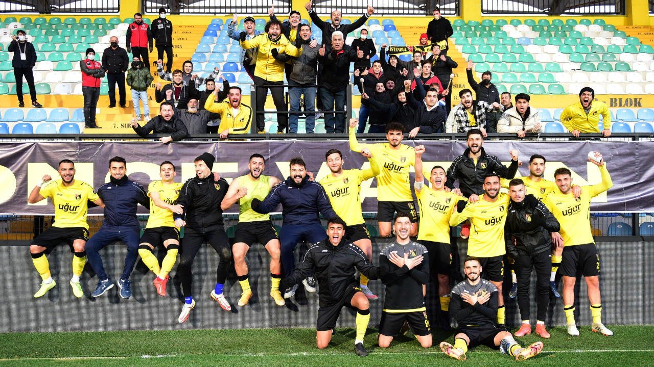 İstanbulspor lider Ümraniyespor'un 5 maçlık galibiyet serisine son verdi