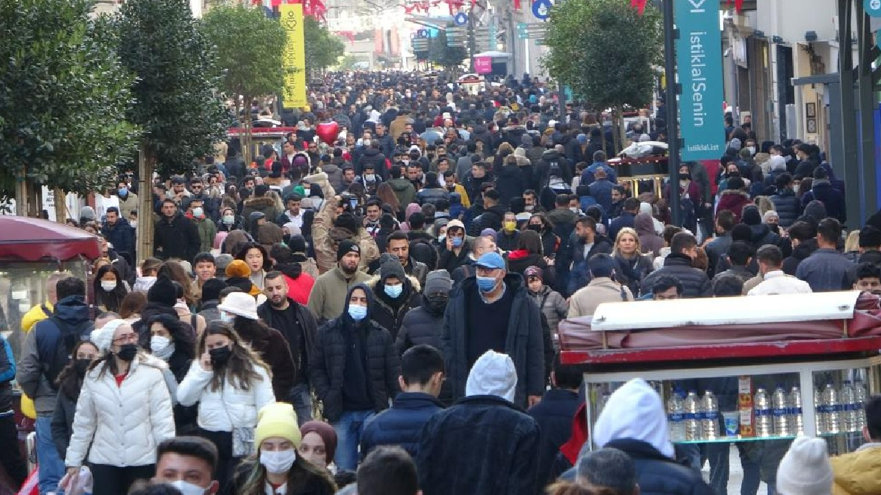 Güneşi gören Taksim’e akın etti, koronavirüs unutuldu!