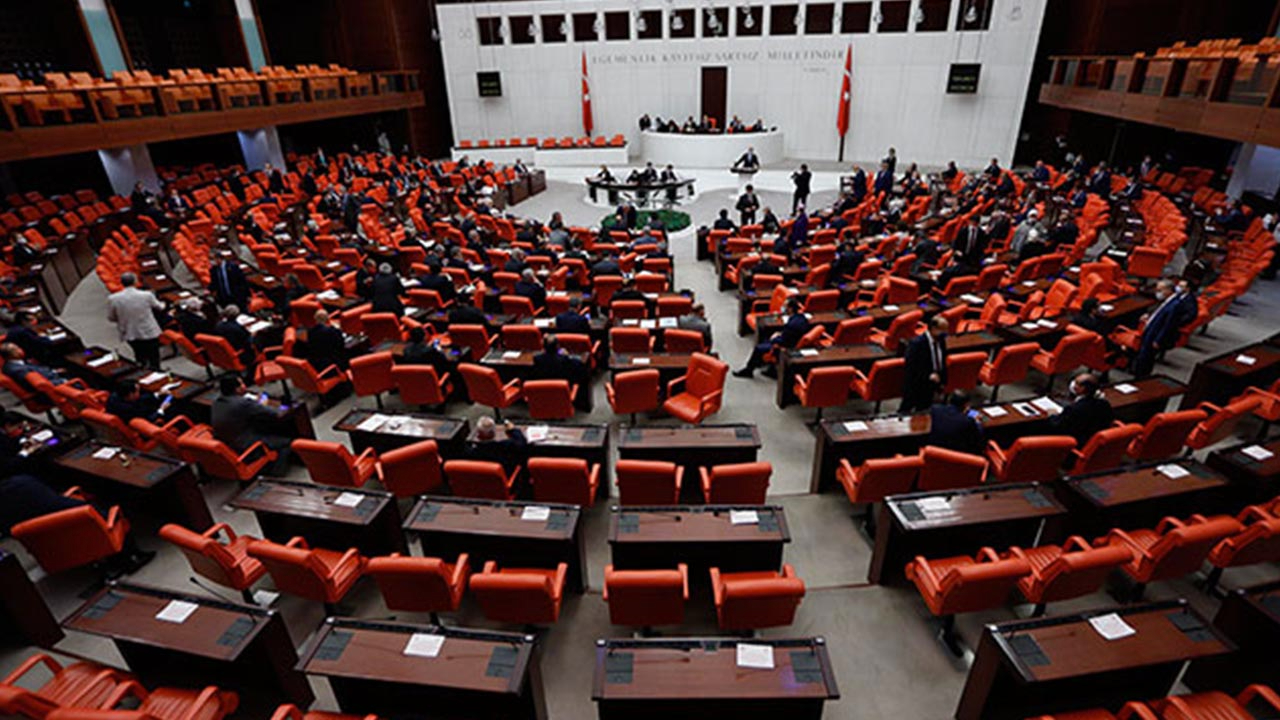 Memur ve emekliye ek zammı da içeren kanun teklifi Meclis'ten geçti