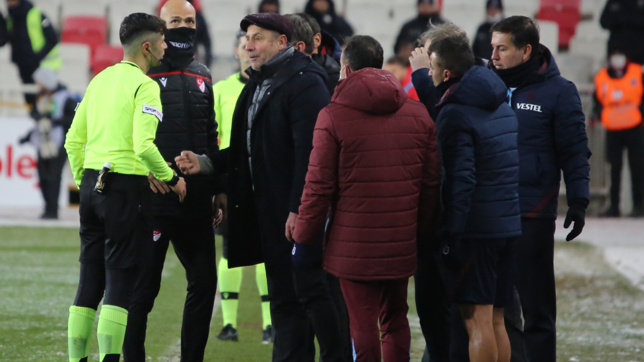 Kırmızı kart gören Abdullah Avcı'yı Sivasspor deplasmanında yedek kulübesi zor sakinleştirdi