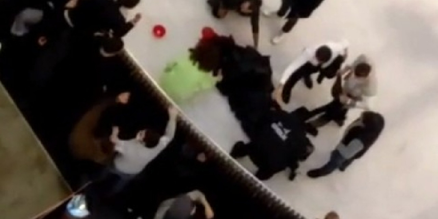 İstanbul'da AVM'de intihar şoku! 3. kattan buz pistine çakıldı