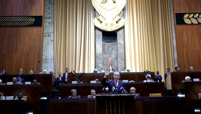 Cumhurbaşkanı Erdoğan Sudan Meclisi'nde tekbirlerle karşılandı...