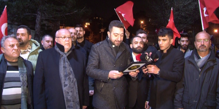 Sezen Aksu'nun Kanlıca'daki evinin önünde protesto