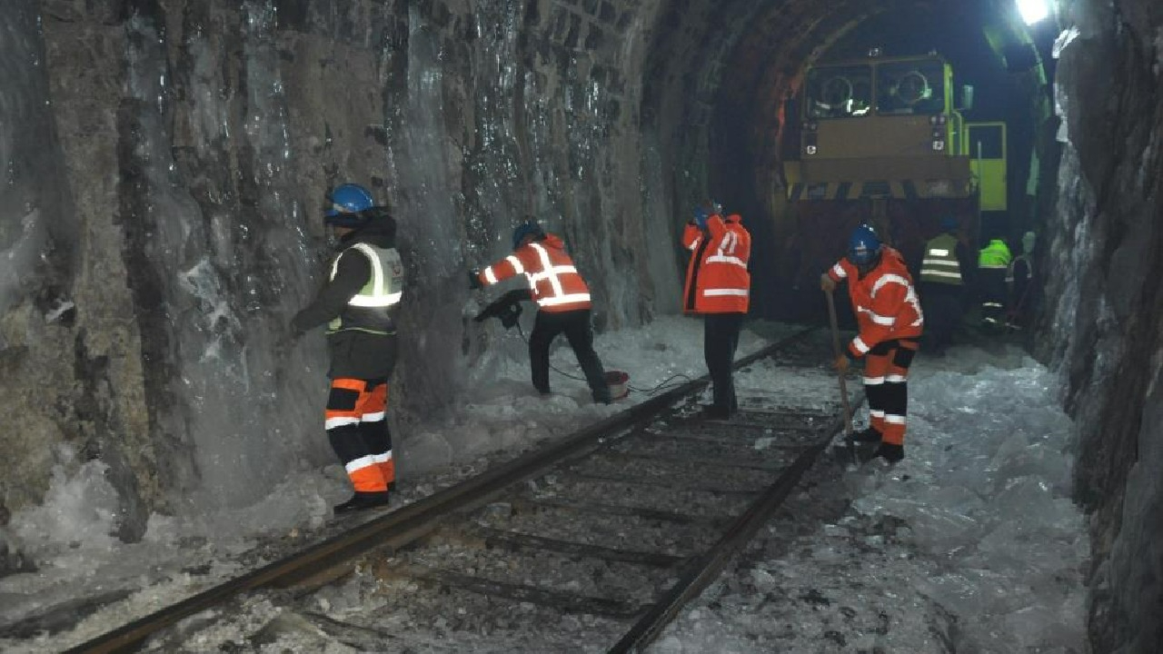 Kars’ta 2 bin 270 rakımda buz mesaisi!