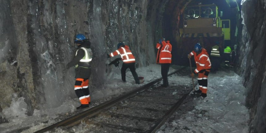 Kars’ta 2 bin 270 rakımda buz mesaisi!
