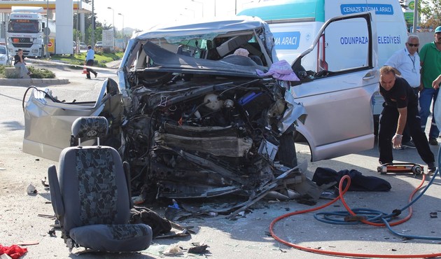TIR otomobille çarpıştı: 2 ölü,7 yaralı...
