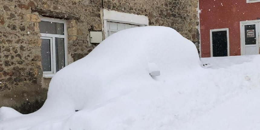 Kar kalınlığı 40 santimetreye ulaştı, araçlar karın altında kayboldu