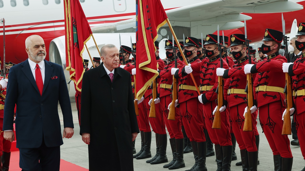 Cumhurbaşkanı Erdoğan, Arnavutluk’ta resmi törenle karşılandı