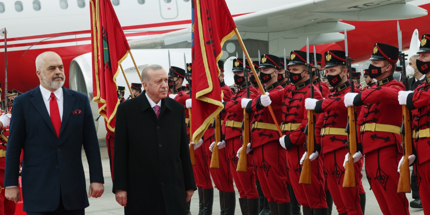 Cumhurbaşkanı Erdoğan, Arnavutluk’ta resmi törenle karşılandı