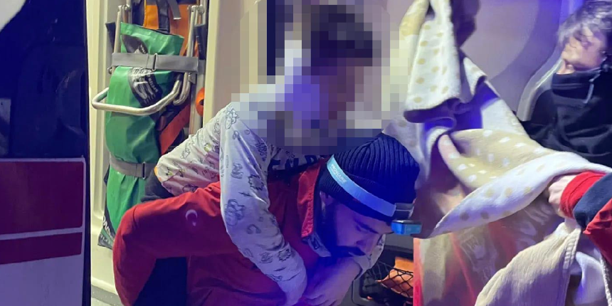 UMKE personeli, fenalaşan çocuğu karlı yolda sırtında taşıdı