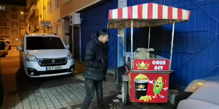 Engelli gencin mısır tezgahının aküsünü ve malzemelerini çaldılar