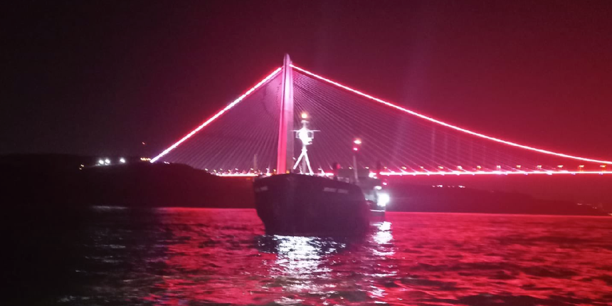 Arızalanan gemi kurtarıldı, boğaz trafiği açıldı