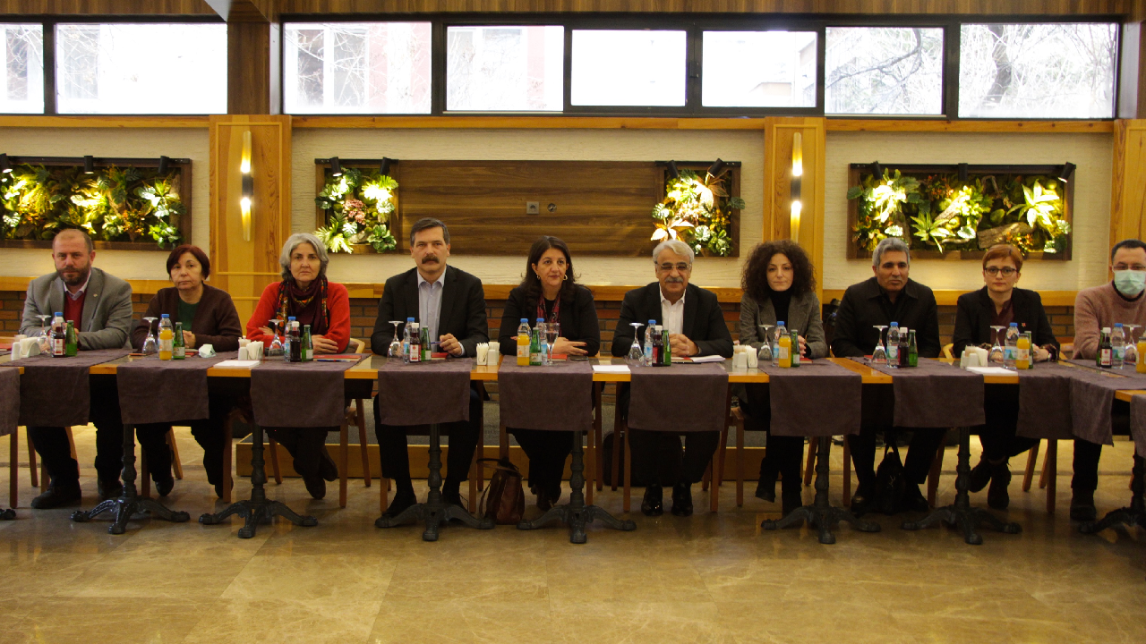 3'üncü ittifak geliyor! HDP'nin çağrısı ile 8 parti temsilcisi görüştü